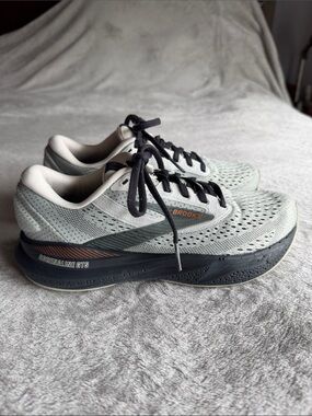 Brooks Adrenaline GTS Running Shoes. Sz 6.5 Wide. Gray. Good tread. Lightweight.
